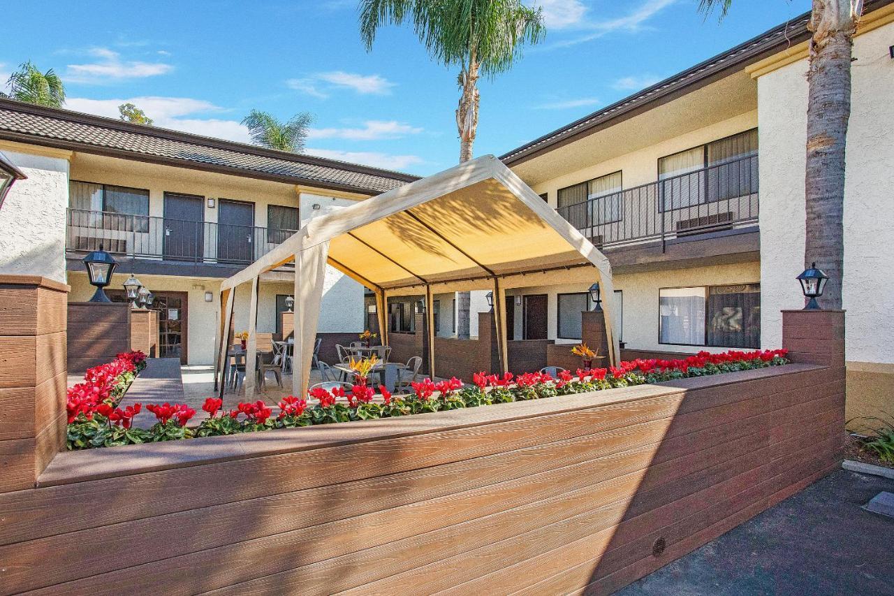 Stanford Inn & Suites Anaheim Zewnętrze zdjęcie
