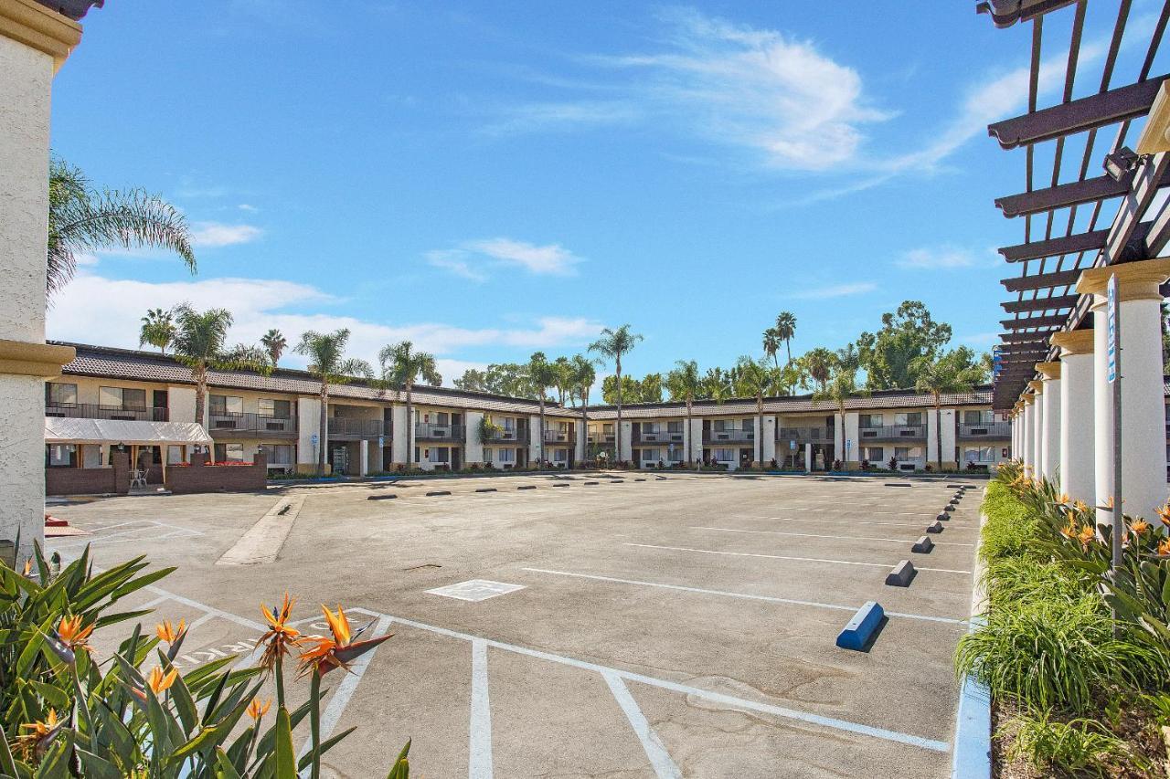 Stanford Inn & Suites Anaheim Zewnętrze zdjęcie